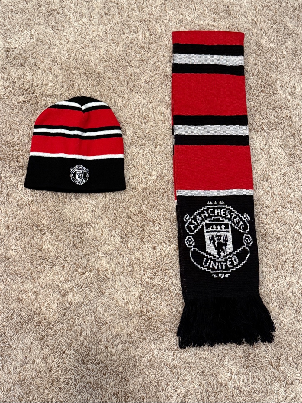 Manchester United hat & scarf